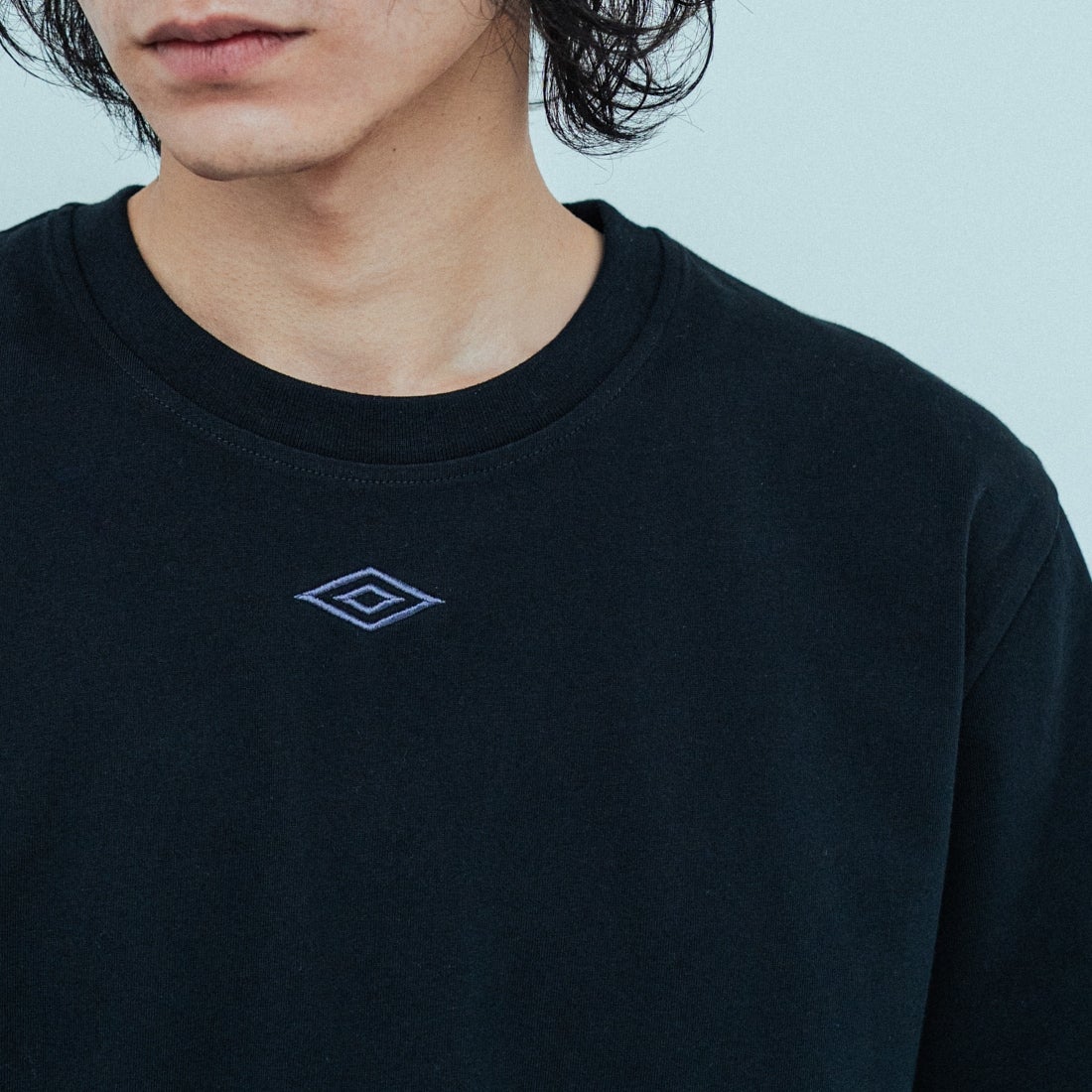 UMBRO [アンブロ] 別注 バックプリント コンパクトTシャツ [UMNK26SS-PO02-JF] BLACK