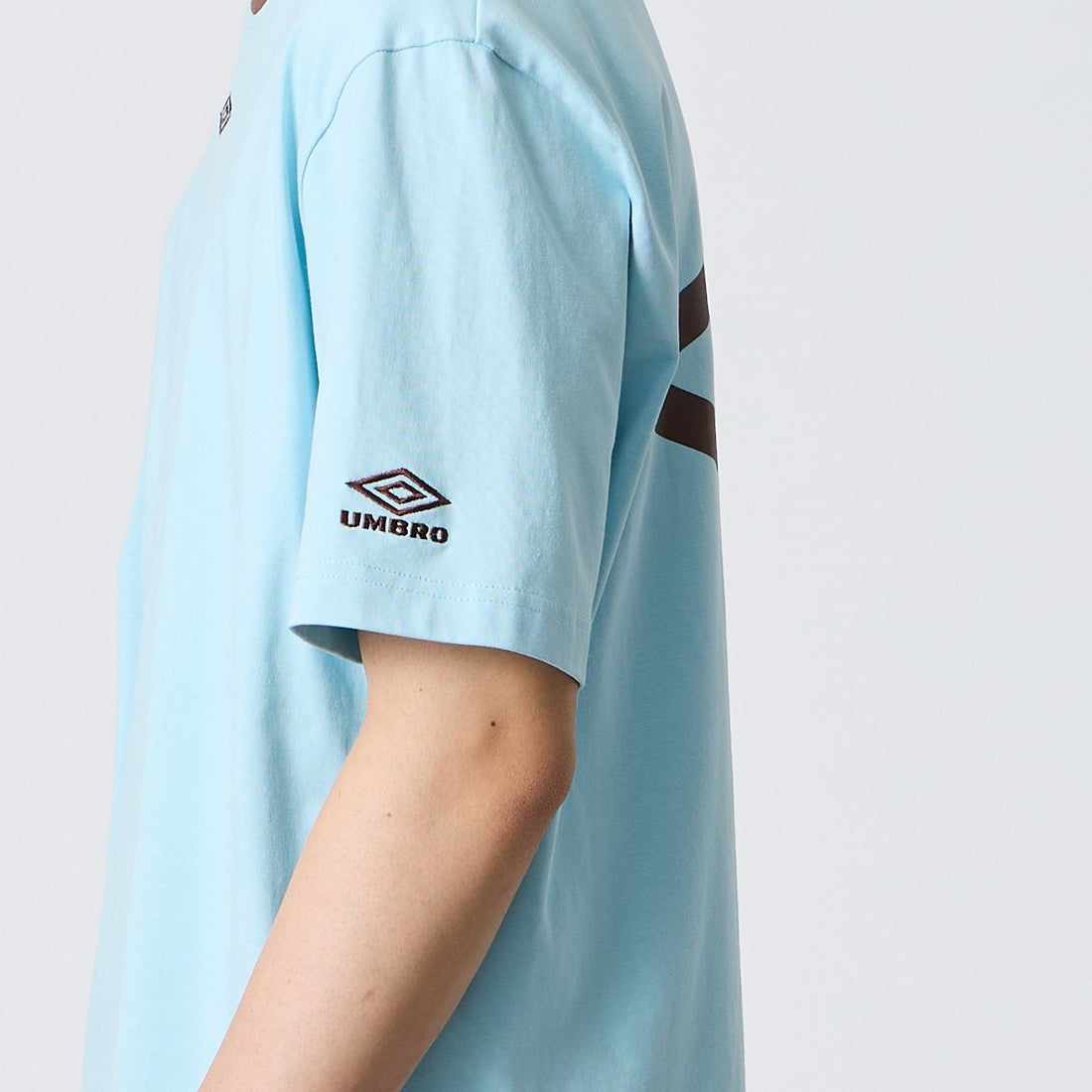 UMBRO [アンブロ] 別注 バックプリント コンパクトTシャツ [UMNK26SS-PO02-JF] BLUE &&モデル身長：177cm 着用サイズ：L&&
