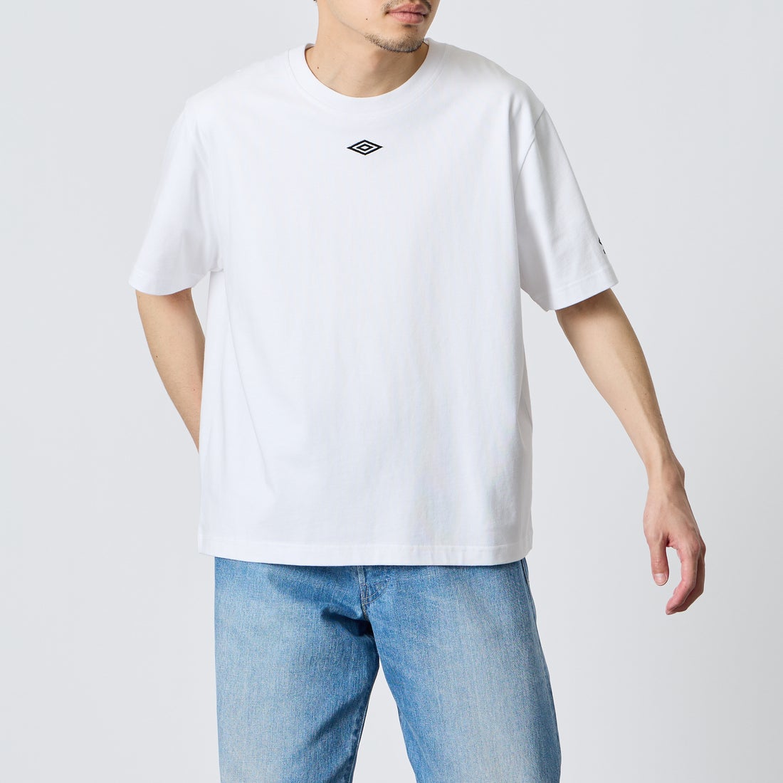 UMBRO [アンブロ] 別注 バックプリント コンパクトTシャツ [UMNK26SS-PO02-JF] WHITE &&モデル身長：168cm 着用サイズ：L&&