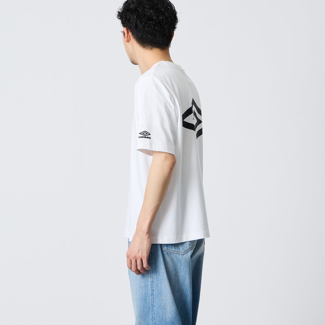 UMBRO [アンブロ] 別注 バックプリント コンパクトTシャツ [UMNK26SS-PO02-JF] WHITE &&モデル身長：168cm 着用サイズ：L&&
