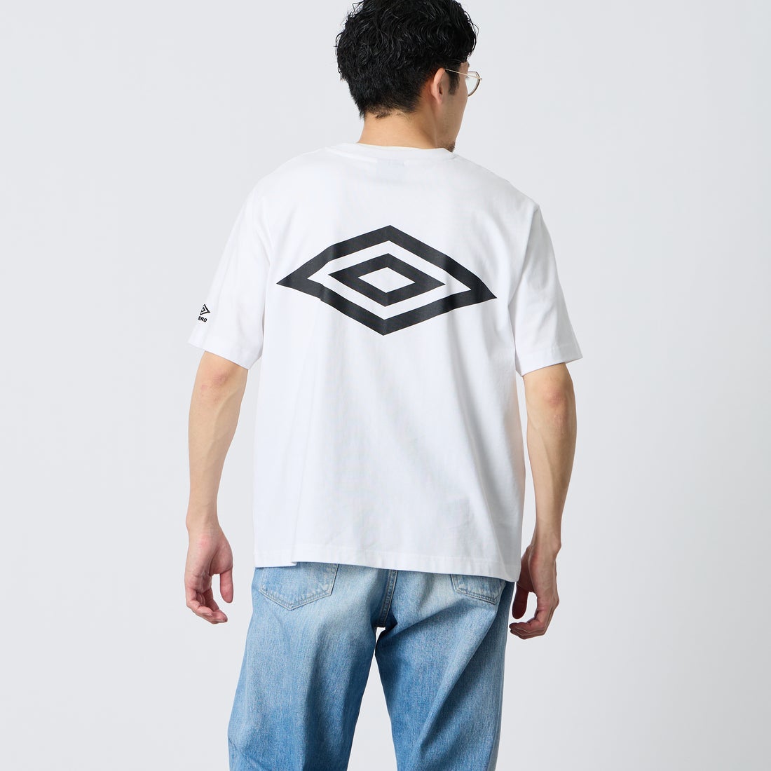UMBRO [アンブロ] 別注 バックプリント コンパクトTシャツ [UMNK26SS-PO02-JF] WHITE &&モデル身長：168cm 着用サイズ：L&&