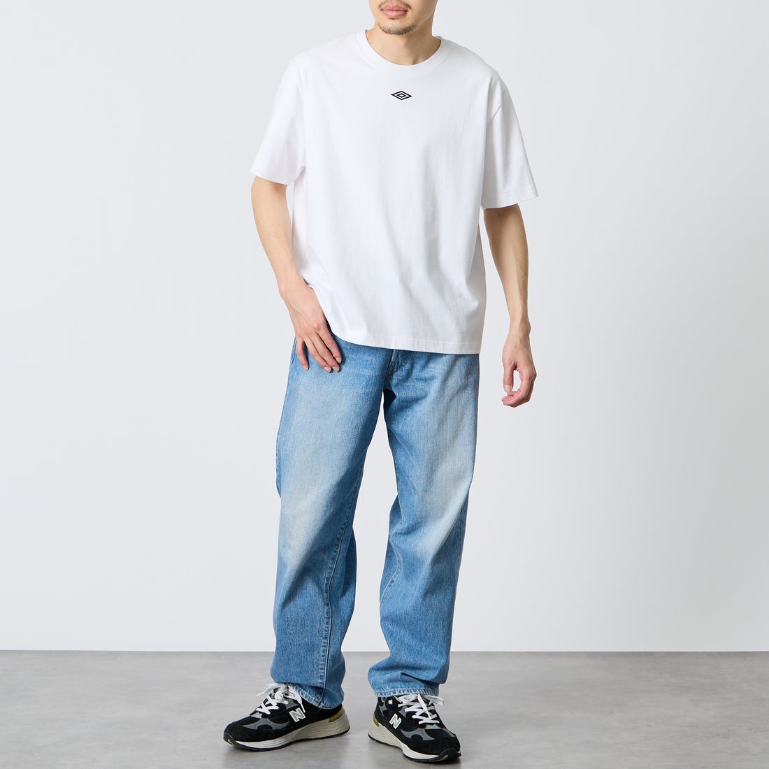 UMBRO [アンブロ] 別注 バックプリント コンパクトTシャツ [UMNK26SS-PO02-JF] WHITE &&モデル身長：168cm 着用サイズ：L&&