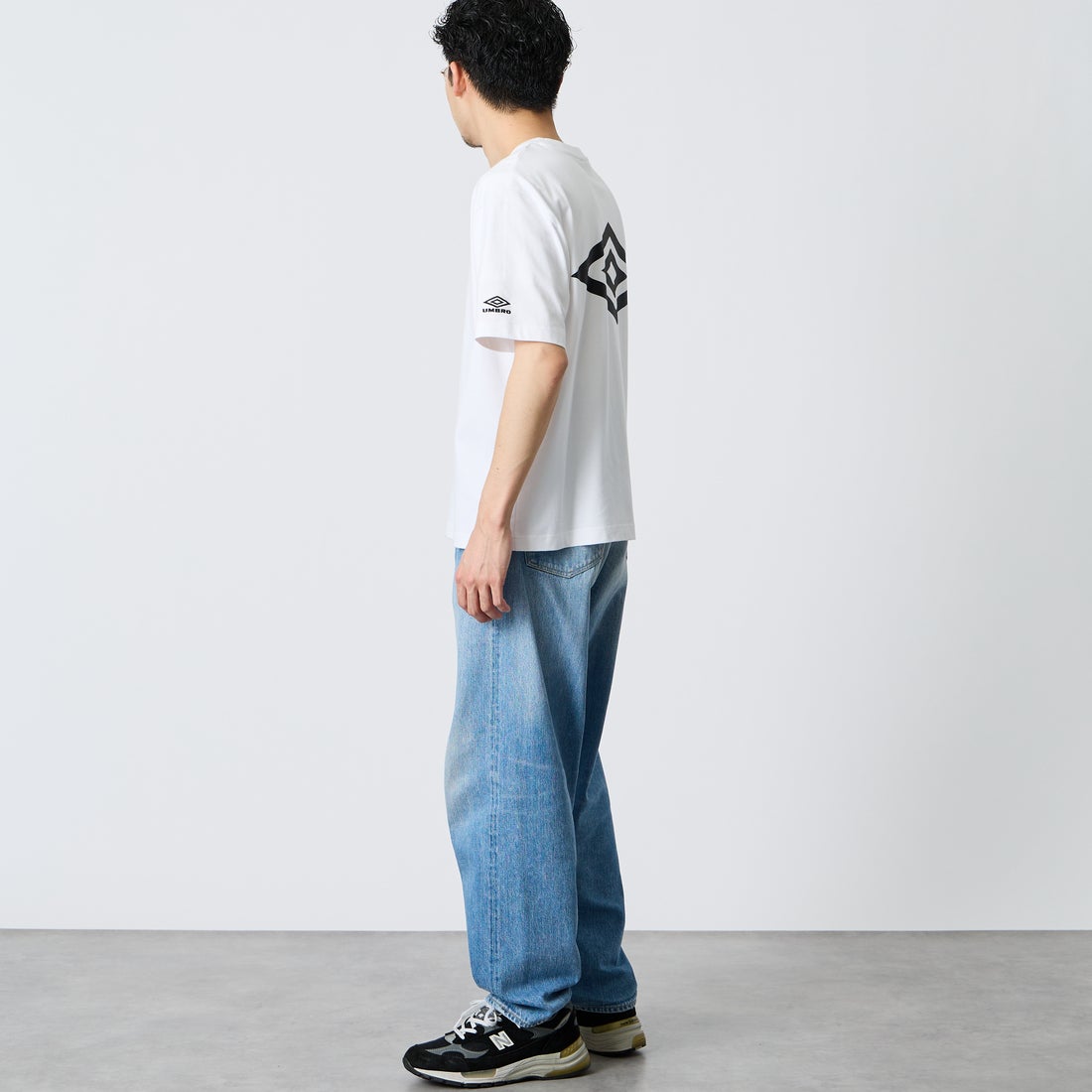 UMBRO [アンブロ] 別注 バックプリント コンパクトTシャツ [UMNK26SS-PO02-JF] WHITE &&モデル身長：168cm 着用サイズ：L&&