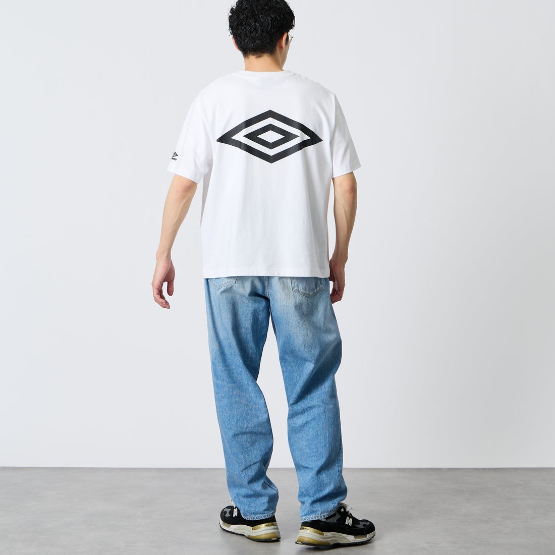 UMBRO [アンブロ] 別注 バックプリント コンパクトTシャツ [UMNK26SS-PO02-JF] WHITE &&モデル身長：168cm 着用サイズ：L&&