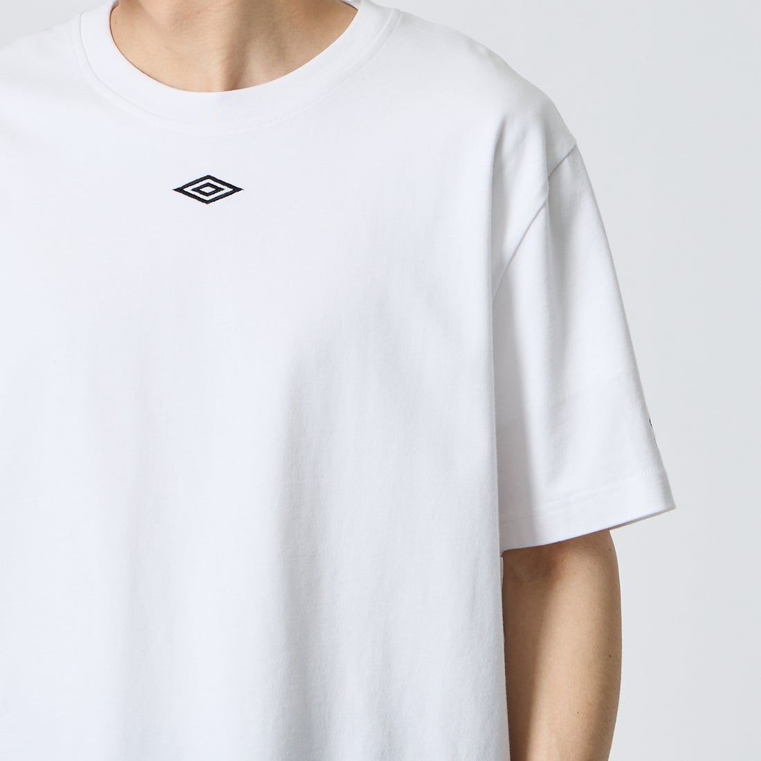 UMBRO [アンブロ] 別注 バックプリント コンパクトTシャツ [UMNK26SS-PO02-JF] WHITE