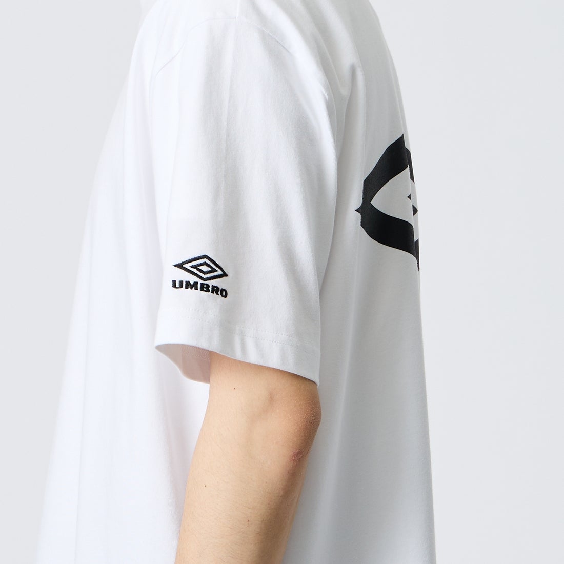 UMBRO [アンブロ] 別注 バックプリント コンパクトTシャツ [UMNK26SS-PO02-JF] WHITE