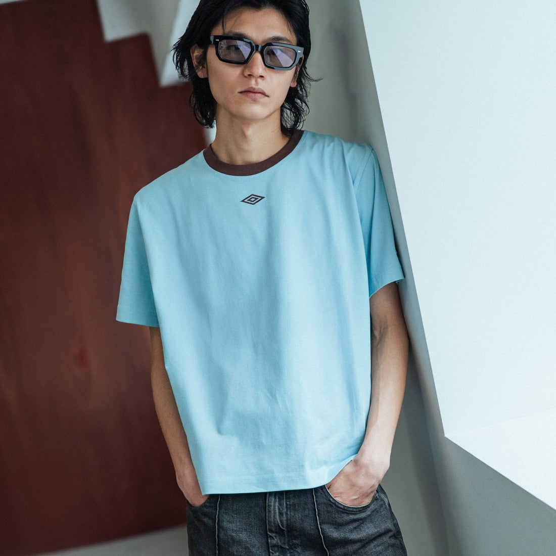 UMBRO [アンブロ] 別注 バックプリント コンパクトTシャツ [UMNK26SS-PO02-JF] BLUE &&モデル身長：182cm 着用サイズ：L&&