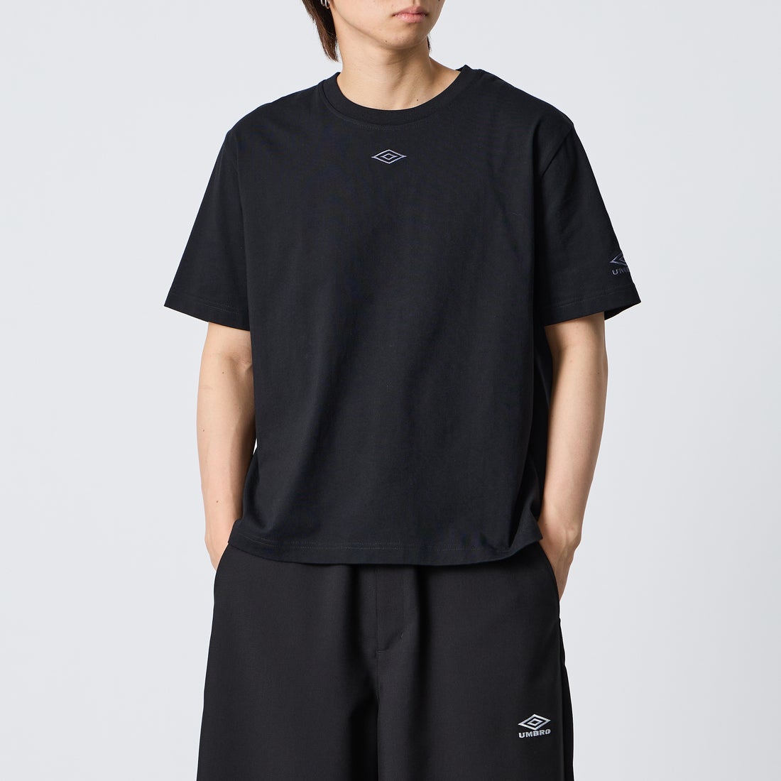 UMBRO [アンブロ] 別注 バックプリント コンパクトTシャツ [UMNK26SS-PO02-JF] BLACK &&モデル身長：177cm 着用サイズ：L&&