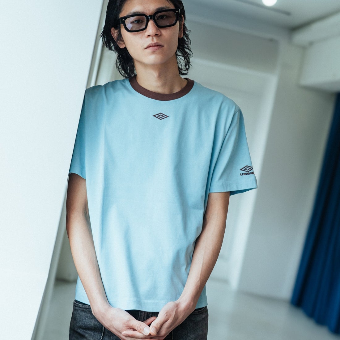 UMBRO [アンブロ] 別注 バックプリント コンパクトTシャツ [UMNK26SS-PO02-JF] BLUE &&モデル身長：182cm 着用サイズ：L&&