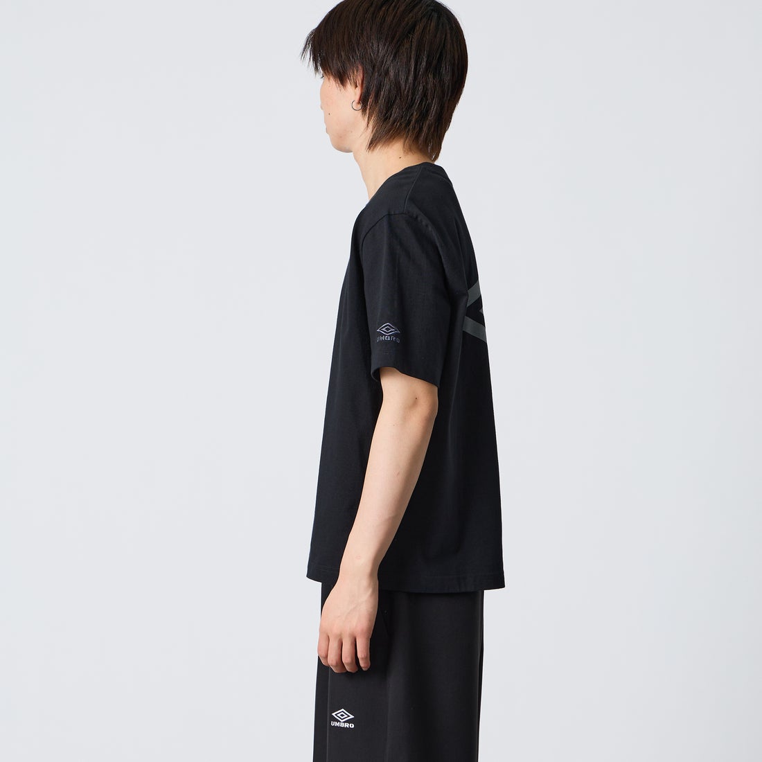 UMBRO [アンブロ] 別注 バックプリント コンパクトTシャツ [UMNK26SS-PO02-JF] BLACK &&モデル身長：177cm 着用サイズ：L&&