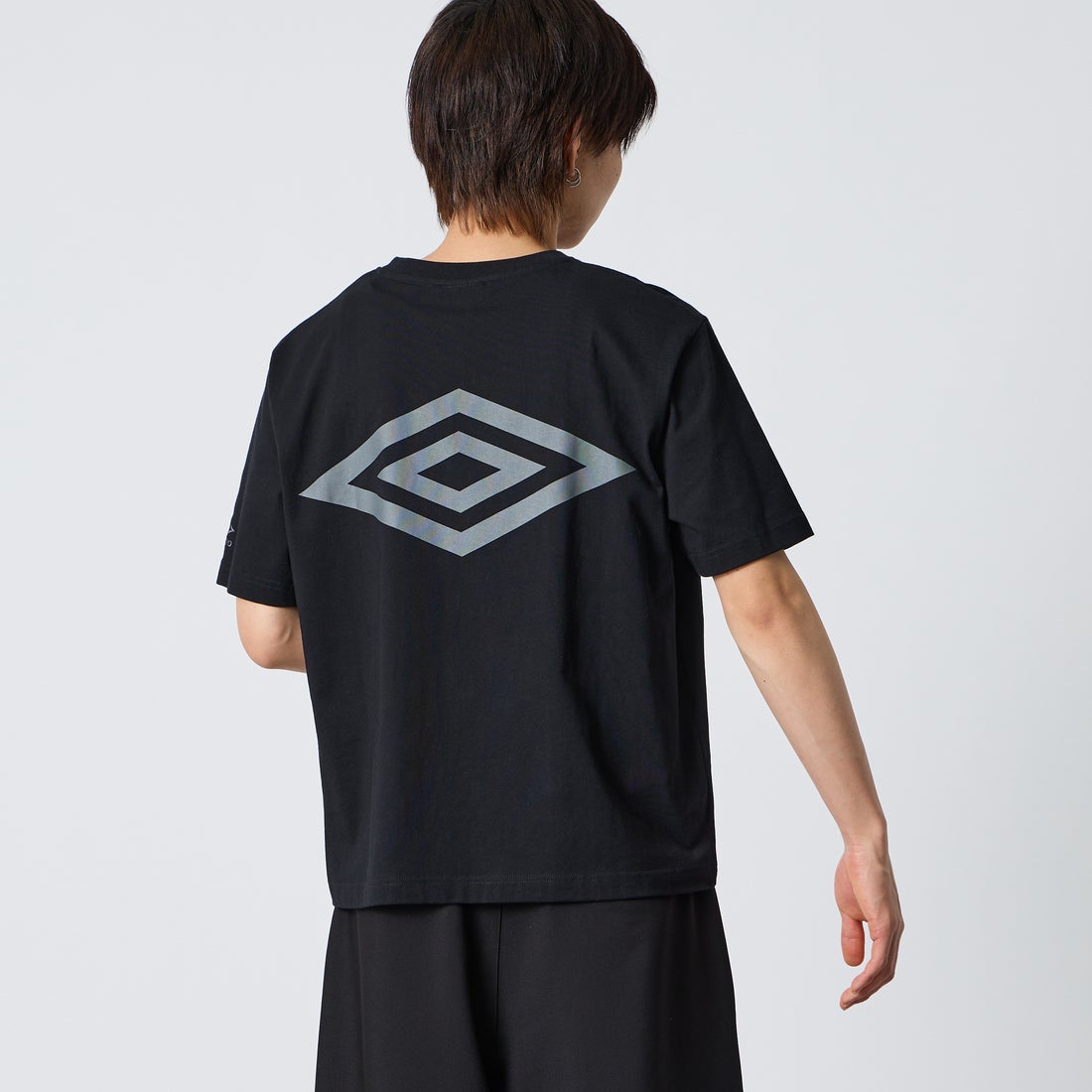 UMBRO [アンブロ] 別注 バックプリント コンパクトTシャツ [UMNK26SS-PO02-JF] BLACK &&モデル身長：177cm 着用サイズ：L&&