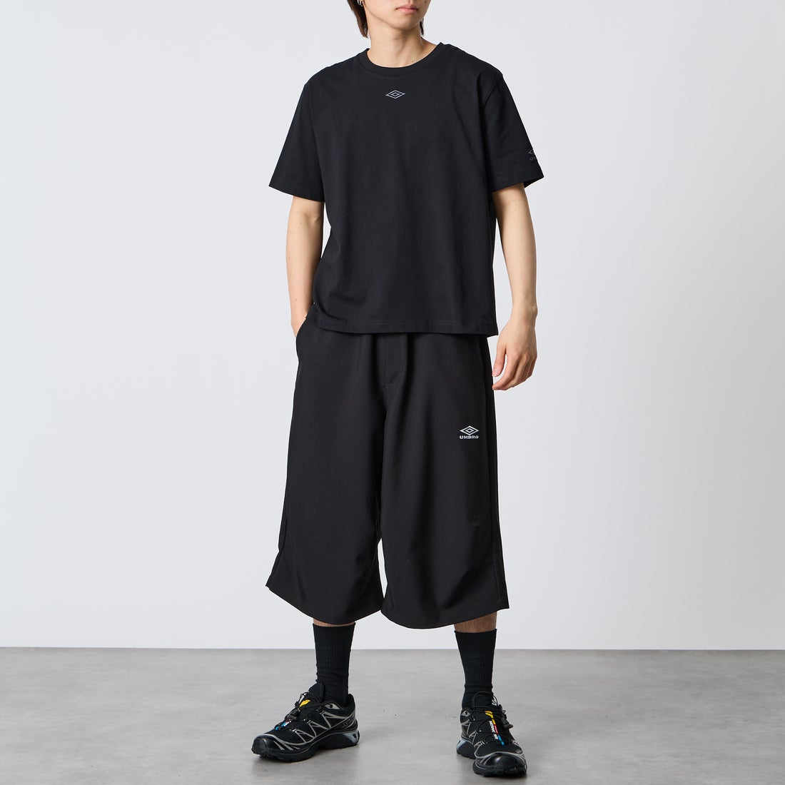 UMBRO [アンブロ] 別注 バックプリント コンパクトTシャツ [UMNK26SS-PO02-JF] BLACK &&モデル身長：177cm 着用サイズ：L&&