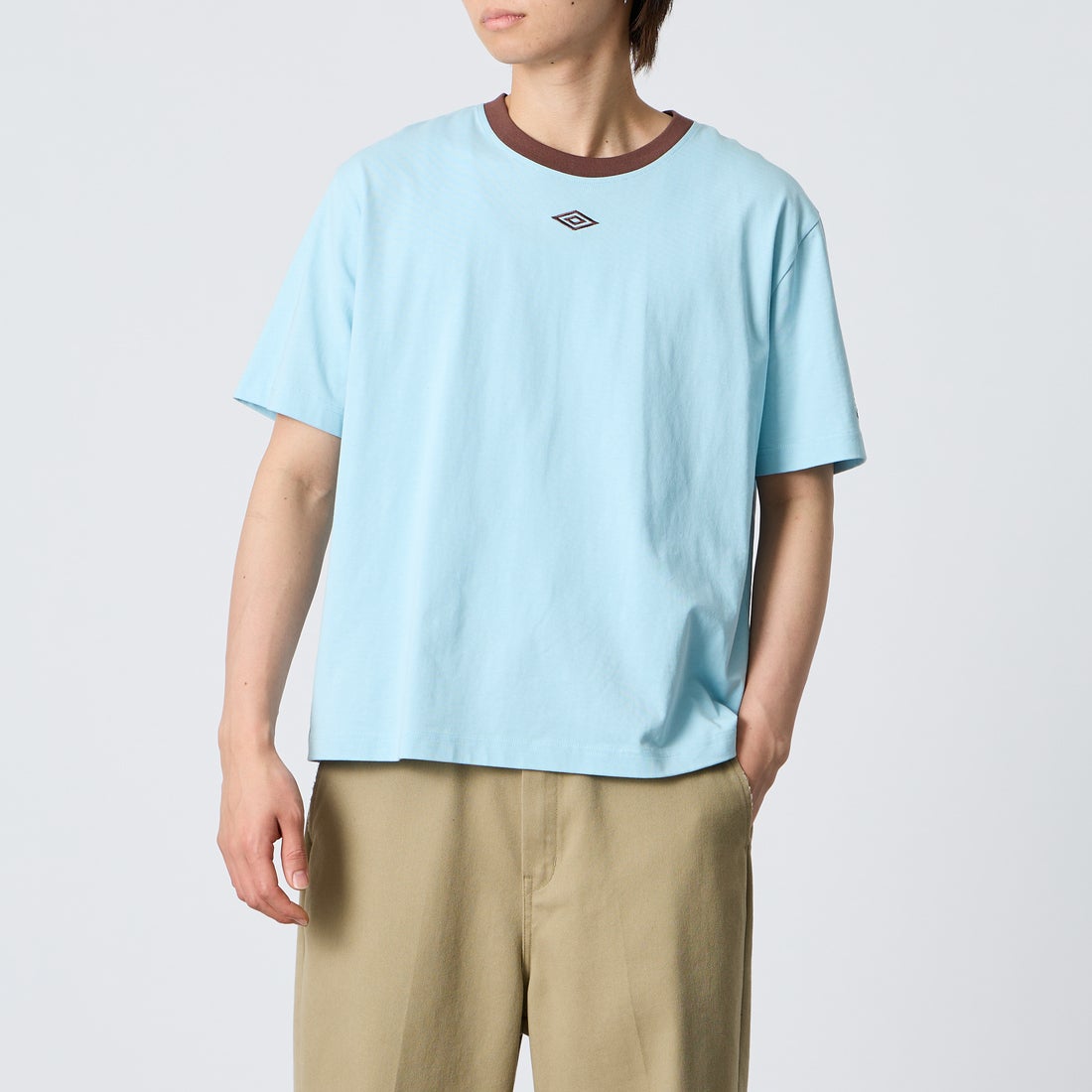 UMBRO [アンブロ] 別注 バックプリント コンパクトTシャツ [UMNK26SS-PO02-JF] BLUE &&モデル身長：177cm 着用サイズ：L&&