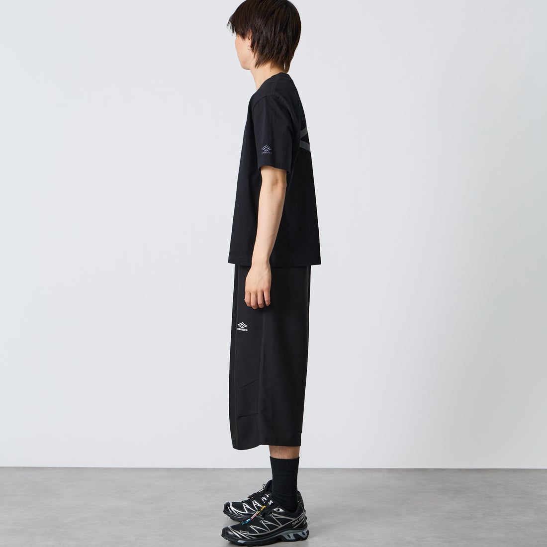 UMBRO [アンブロ] 別注 バックプリント コンパクトTシャツ [UMNK26SS-PO02-JF] BLACK &&モデル身長：177cm 着用サイズ：L&&