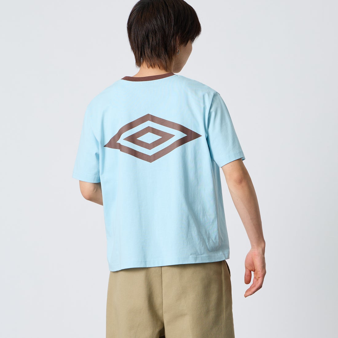 UMBRO [アンブロ] 別注 バックプリント コンパクトTシャツ [UMNK26SS-PO02-JF] BLUE &&モデル身長：177cm 着用サイズ：L&&
