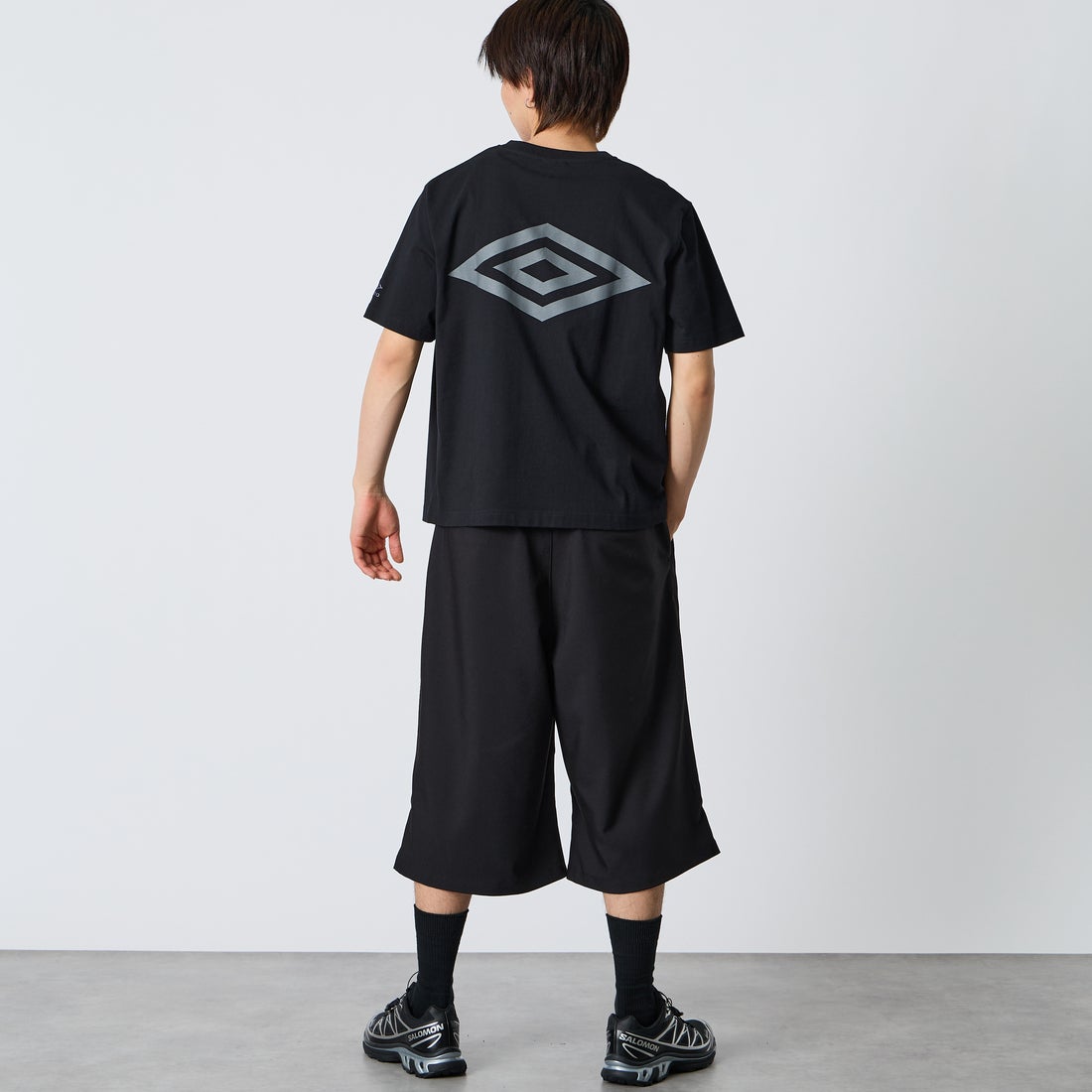 UMBRO [アンブロ] 別注 バックプリント コンパクトTシャツ [UMNK26SS-PO02-JF] BLACK &&モデル身長：177cm 着用サイズ：L&&