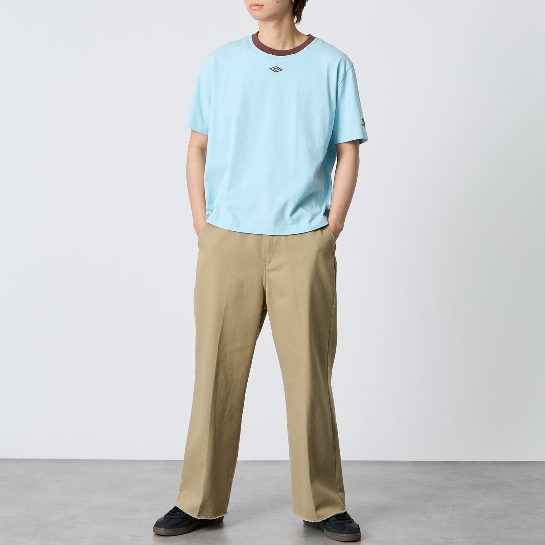 UMBRO [アンブロ] 別注 バックプリント コンパクトTシャツ [UMNK26SS-PO02-JF] BLUE &&モデル身長：177cm 着用サイズ：L&&