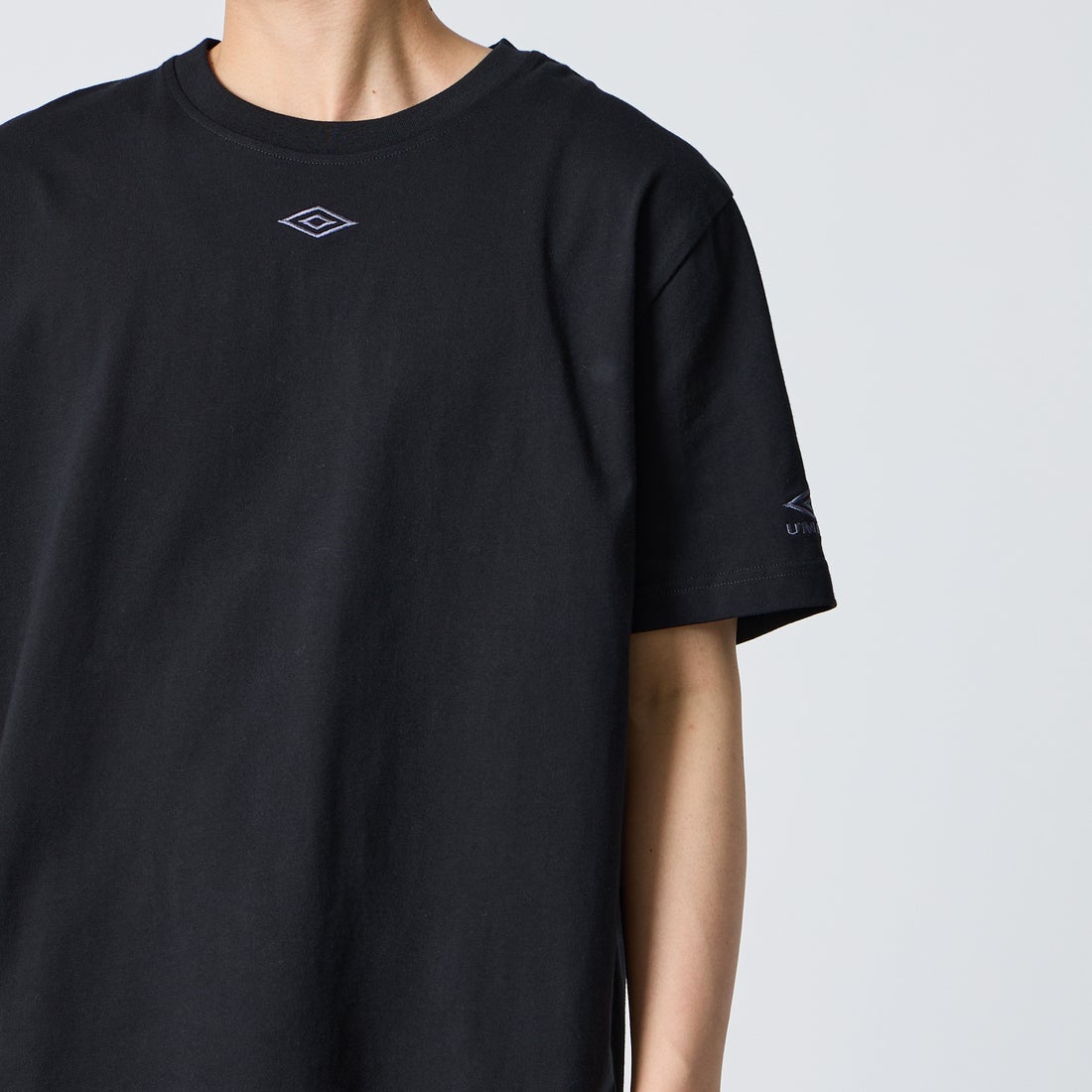 UMBRO [アンブロ] 別注 バックプリント コンパクトTシャツ [UMNK26SS-PO02-JF] BLACK &&モデル身長：177cm 着用サイズ：L&&