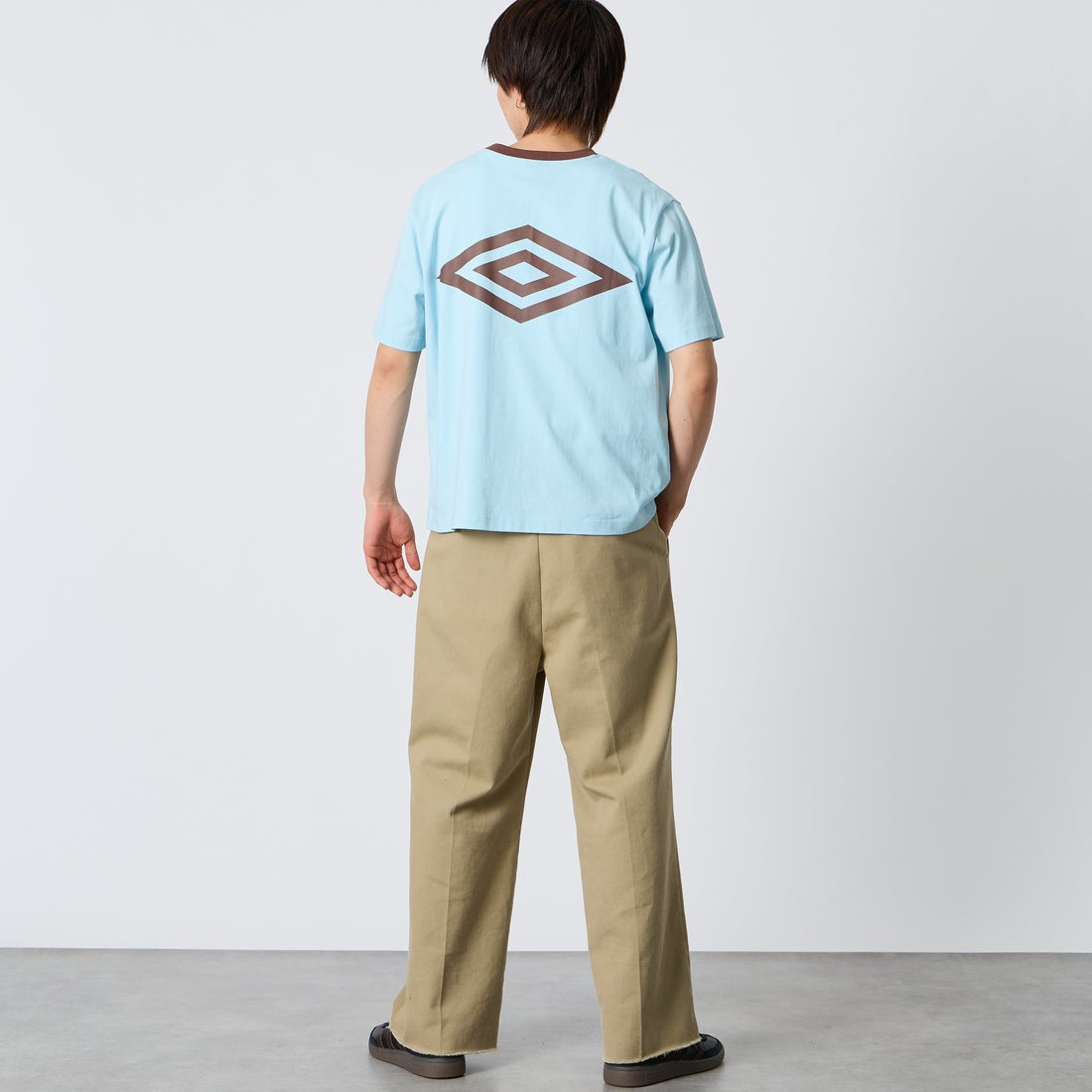UMBRO [アンブロ] 別注 バックプリント コンパクトTシャツ [UMNK26SS-PO02-JF] BLUE &&モデル身長：177cm 着用サイズ：L&&