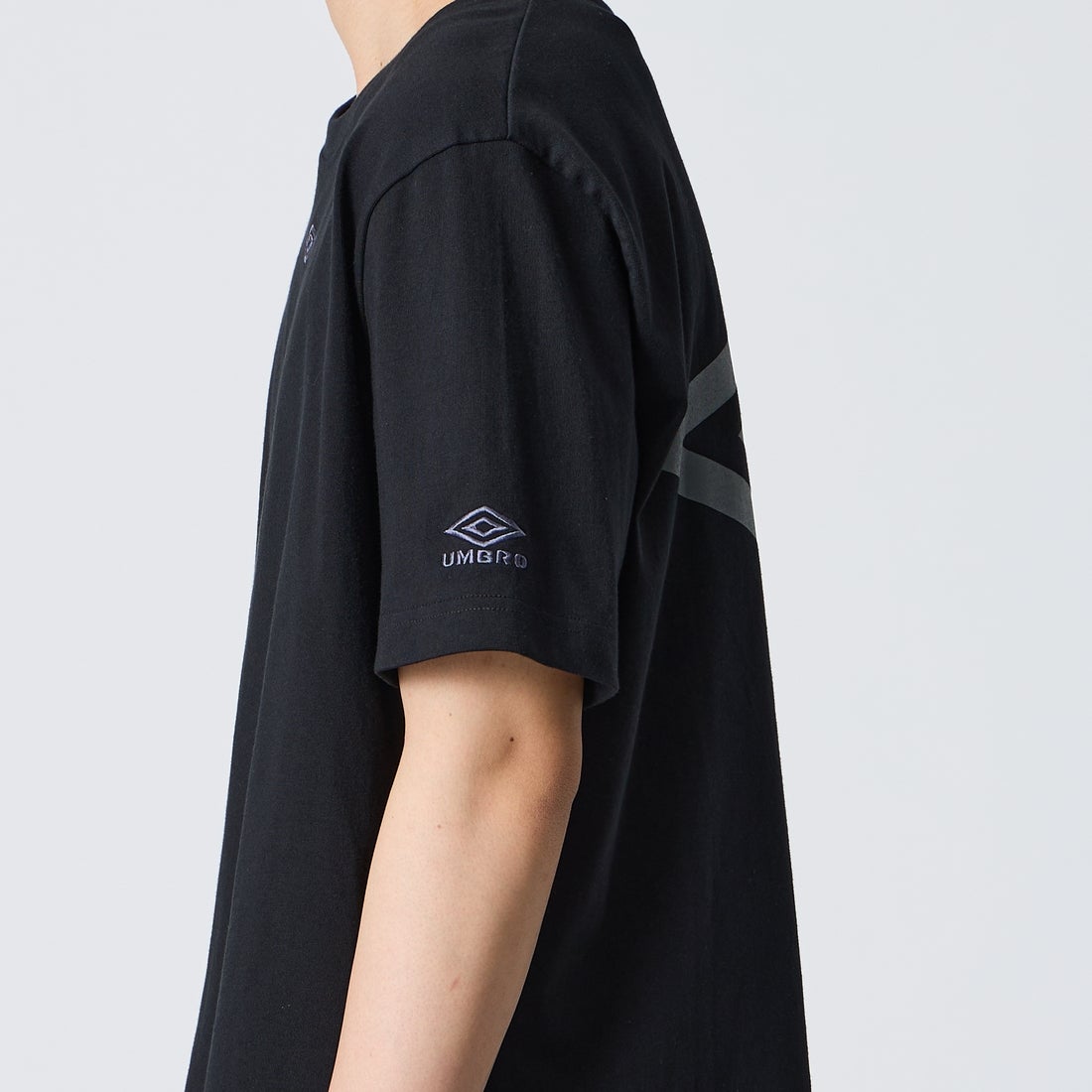 UMBRO [アンブロ] 別注 バックプリント コンパクトTシャツ [UMNK26SS-PO02-JF] BLACK &&モデル身長：177cm 着用サイズ：L&&