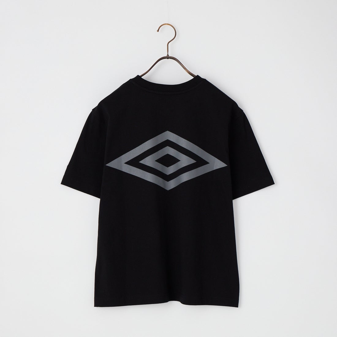 UMBRO [アンブロ] 別注 バックプリント コンパクトTシャツ [UMNK26SS-PO02-JF] BLACK