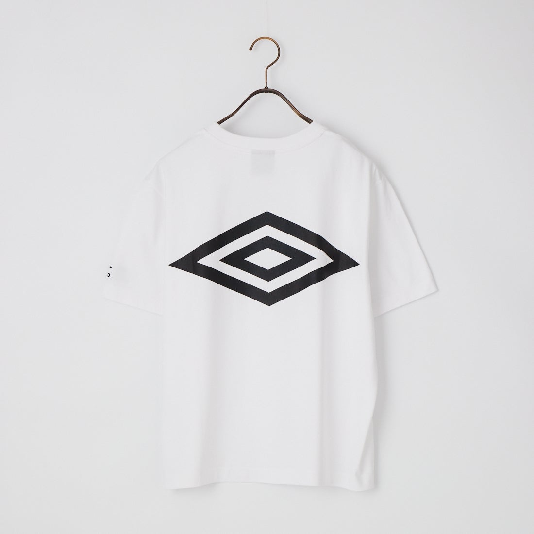 UMBRO [アンブロ] 別注 バックプリント コンパクトTシャツ [UMNK26SS-PO02-JF] WHITE