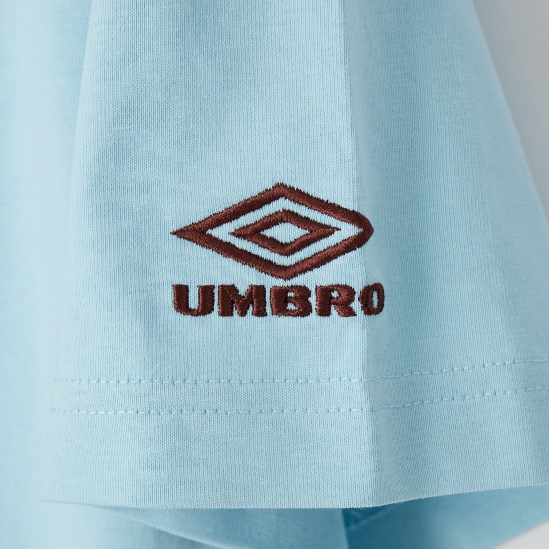 UMBRO [アンブロ] 別注 バックプリント コンパクトTシャツ [UMNK26SS-PO02-JF] BLUE