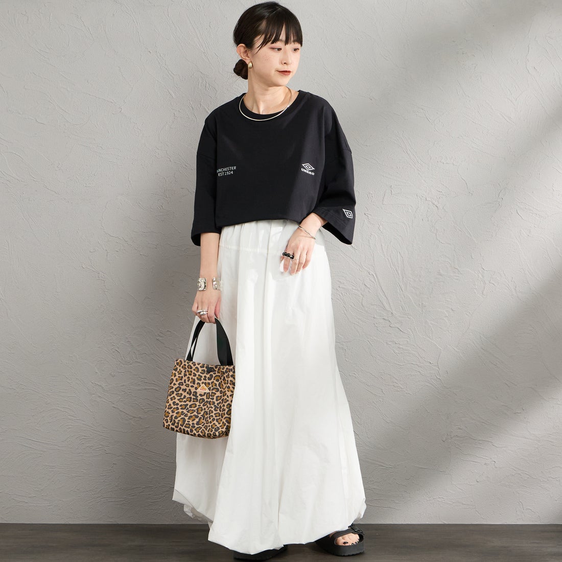 UMBRO [アンブロ] 別注 ワンポイント刺繍ロゴ ショートスリーブTシャツ [UMNK26SS-PO03-JF] BLACK &&モデル身長：150cm 着用サイズ：S&&