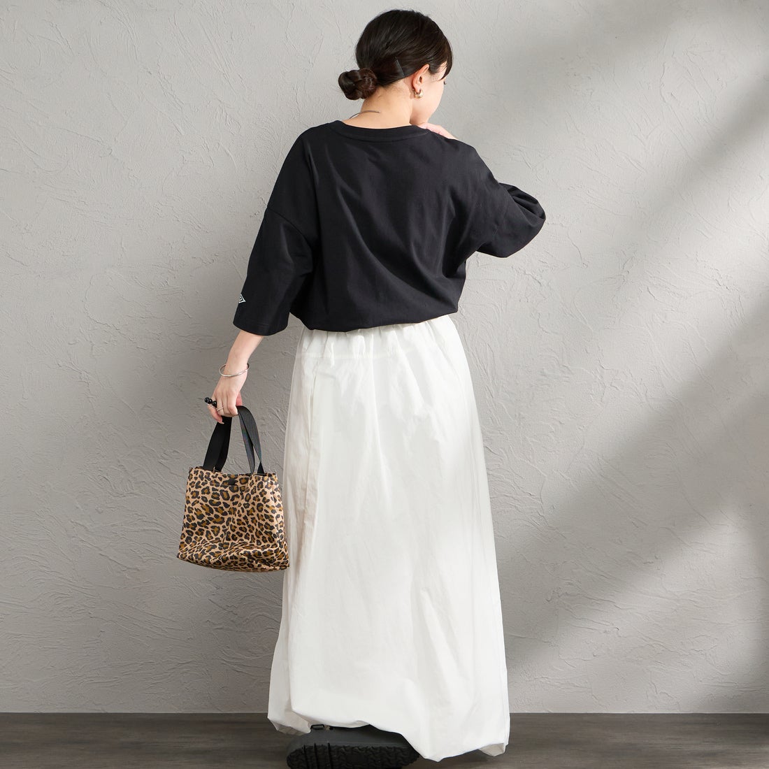 UMBRO [アンブロ] 別注 ワンポイント刺繍ロゴ ショートスリーブTシャツ [UMNK26SS-PO03-JF] BLACK &&モデル身長：150cm 着用サイズ：S&&