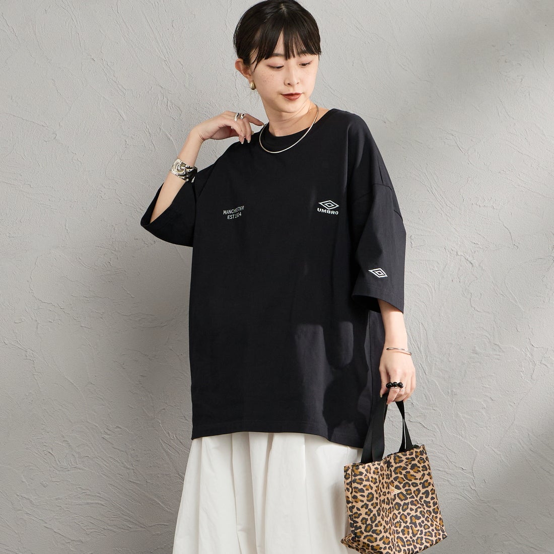 UMBRO [アンブロ] 別注 ワンポイント刺繍ロゴ ショートスリーブTシャツ [UMNK26SS-PO03-JF] BLACK &&モデル身長：150cm 着用サイズ：S&&