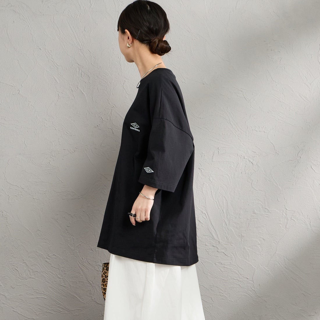 UMBRO [アンブロ] 別注 ワンポイント刺繍ロゴ ショートスリーブTシャツ [UMNK26SS-PO03-JF] BLACK &&モデル身長：150cm 着用サイズ：S&&