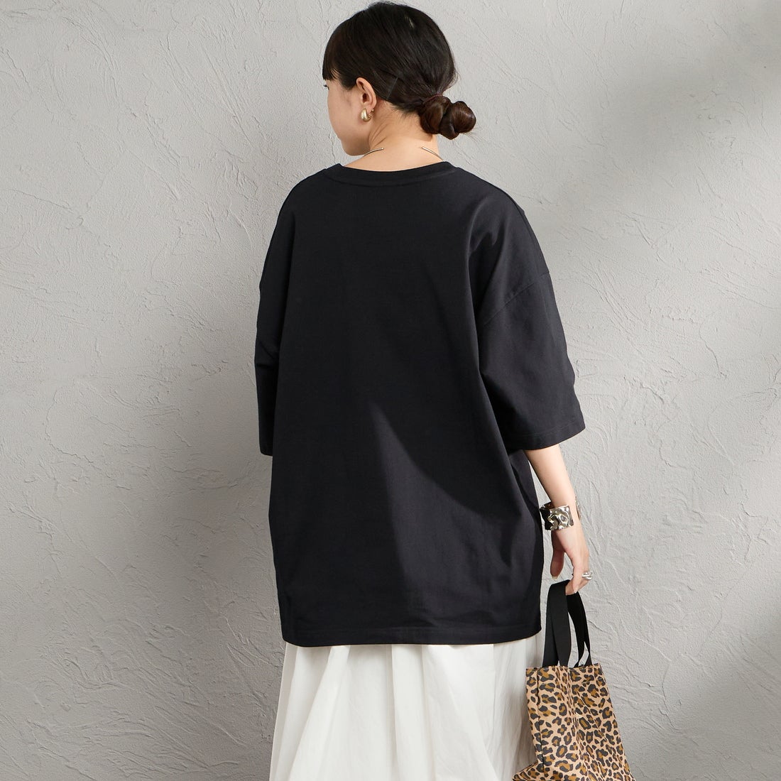 UMBRO [アンブロ] 別注 ワンポイント刺繍ロゴ ショートスリーブTシャツ [UMNK26SS-PO03-JF] BLACK &&モデル身長：150cm 着用サイズ：S&&