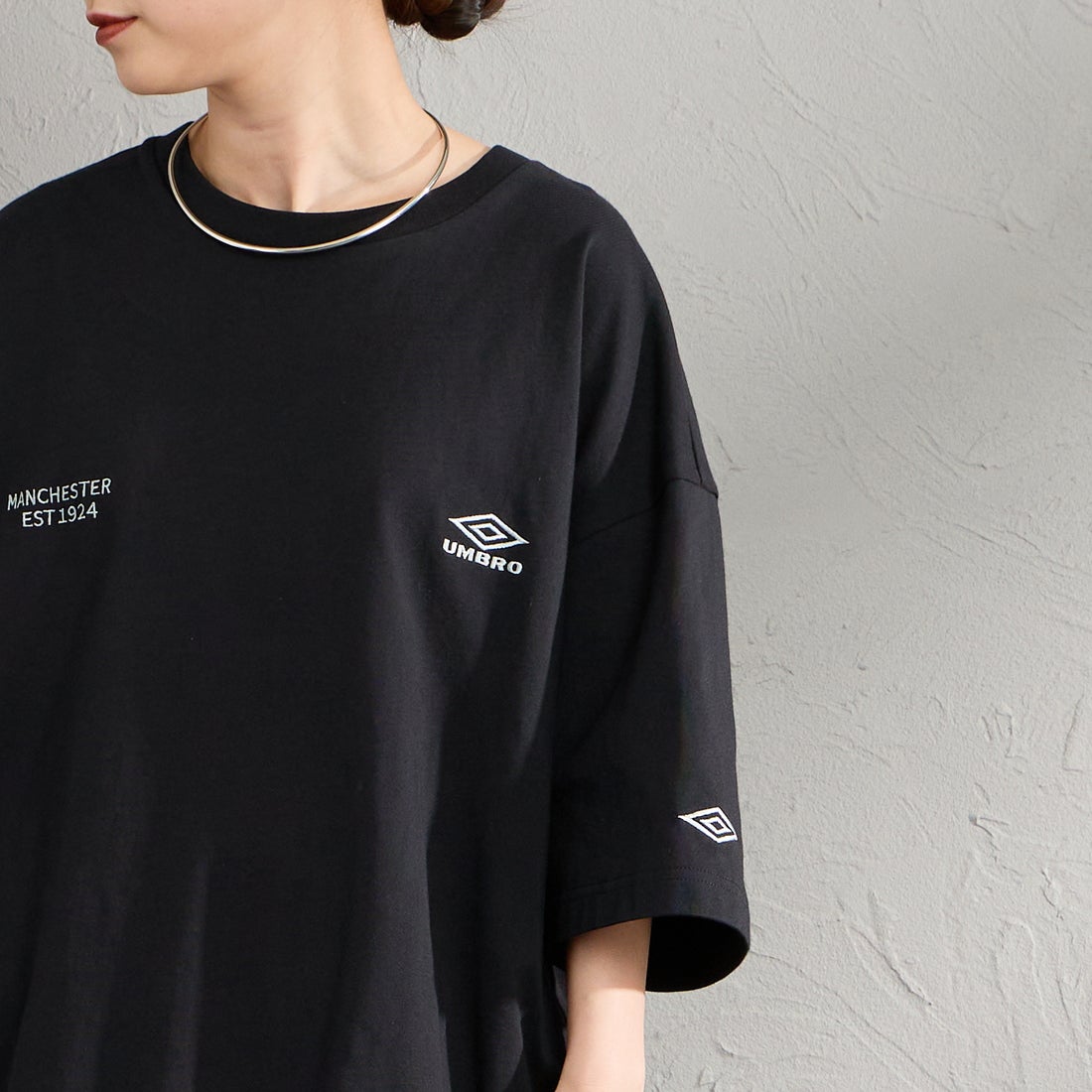 UMBRO [アンブロ] 別注 ワンポイント刺繍ロゴ ショートスリーブTシャツ [UMNK26SS-PO03-JF] BLACK &&モデル身長：150cm 着用サイズ：S&&