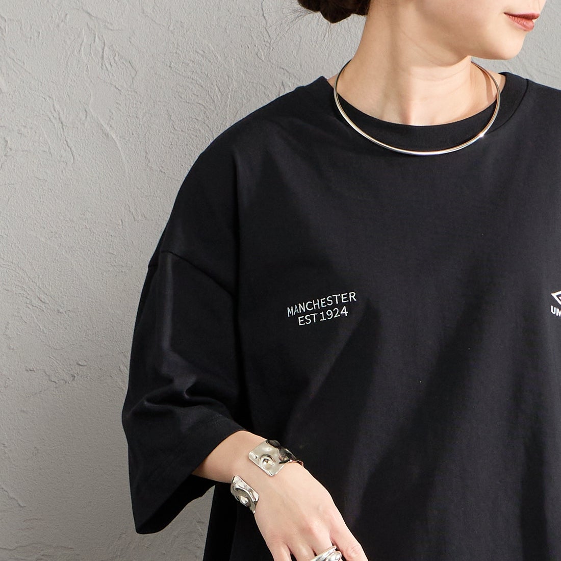 UMBRO [アンブロ] 別注 ワンポイント刺繍ロゴ ショートスリーブTシャツ [UMNK26SS-PO03-JF] BLACK &&モデル身長：150cm 着用サイズ：S&&