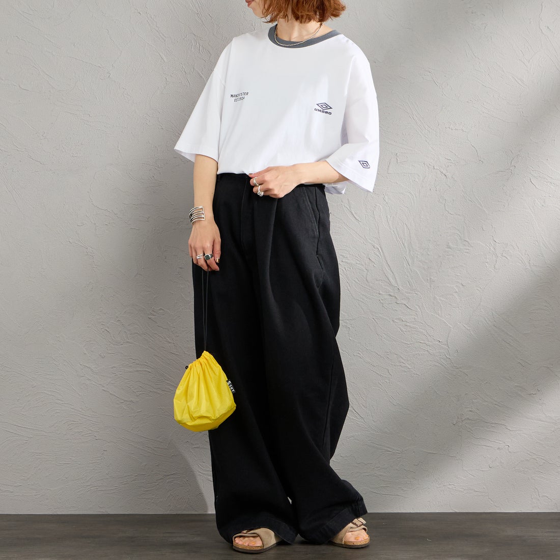 UMBRO [アンブロ] 別注 ワンポイント刺繍ロゴ ショートスリーブTシャツ [UMNK26SS-PO03-JF] WHITE &&モデル身長：158cm 着用サイズ：S&&