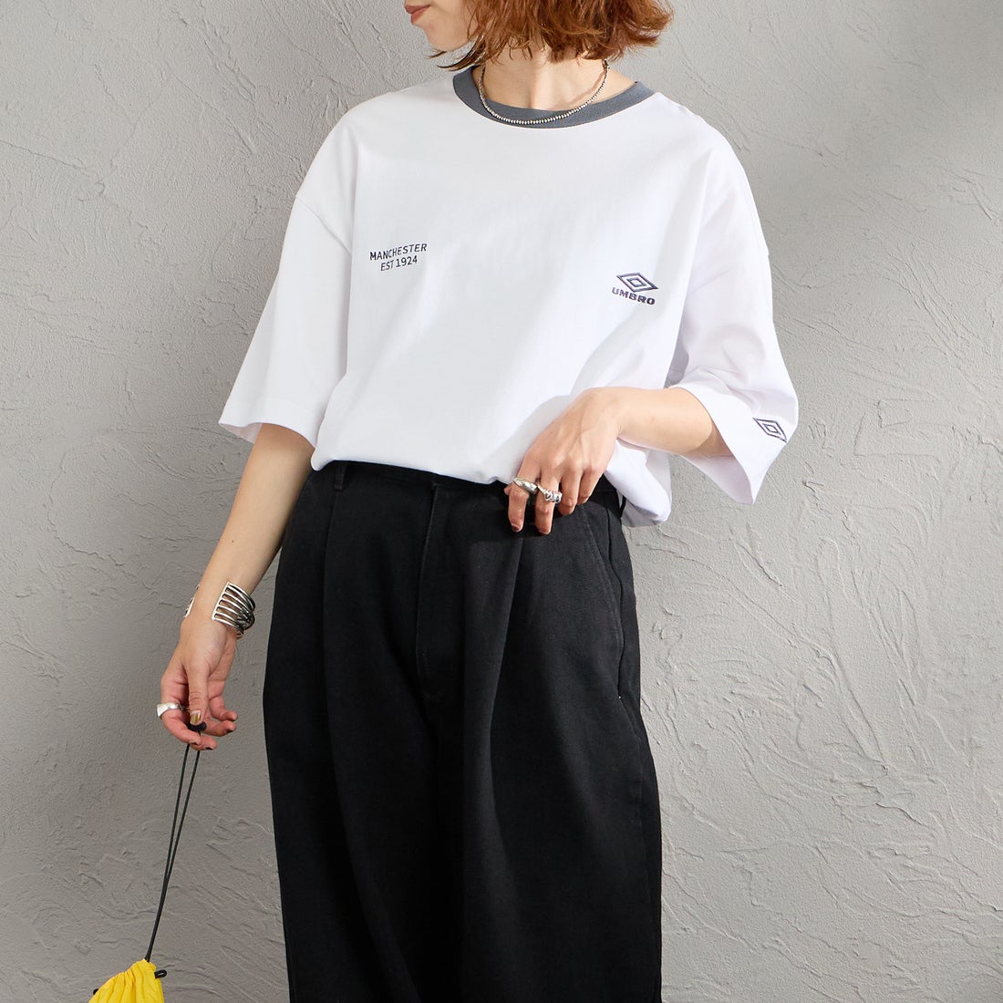 UMBRO [アンブロ] 別注 ワンポイント刺繍ロゴ ショートスリーブTシャツ [UMNK26SS-PO03-JF] WHITE &&モデル身長：158cm 着用サイズ：S&&
