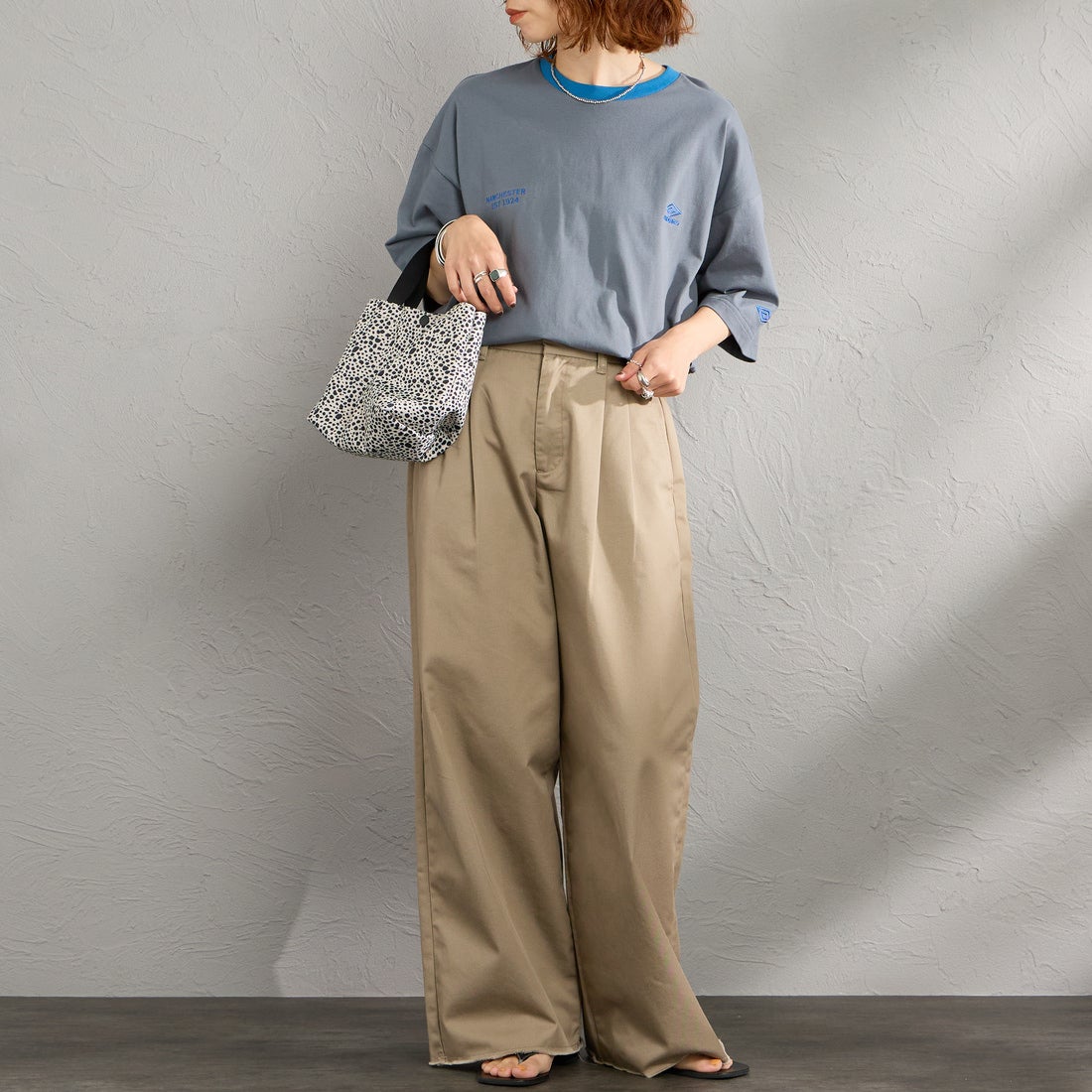 UMBRO [アンブロ] 別注 ワンポイント刺繍ロゴ ショートスリーブTシャツ [UMNK26SS-PO03-JF] CHARCOAL &&モデル身長：158cm 着用サイズ：S&&