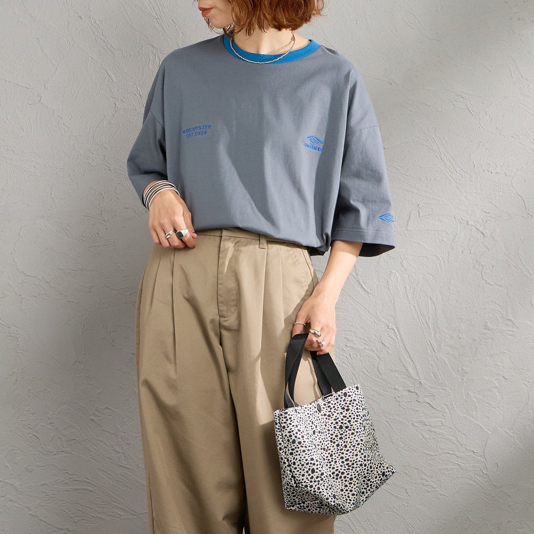 UMBRO [アンブロ] 別注 ワンポイント刺繍ロゴ ショートスリーブTシャツ [UMNK26SS-PO03-JF] CHARCOAL &&モデル身長：158cm 着用サイズ：S&&