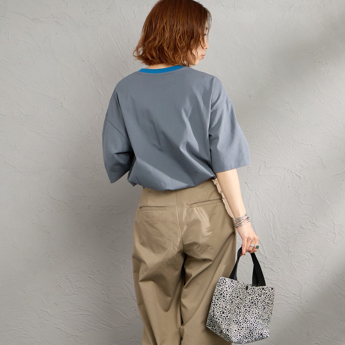 UMBRO [アンブロ] 別注 ワンポイント刺繍ロゴ ショートスリーブTシャツ [UMNK26SS-PO03-JF] CHARCOAL &&モデル身長：158cm 着用サイズ：S&&