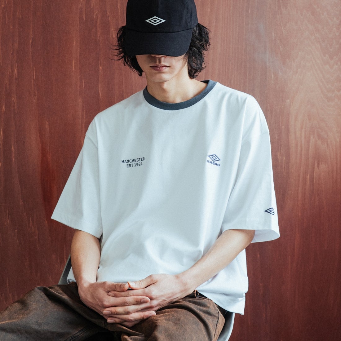 UMBRO [アンブロ] 別注 ワンポイント刺繍ロゴ ショートスリーブTシャツ [UMNK26SS-PO03-JF] WHITE &&モデル身長：182cm 着用サイズ：L&&