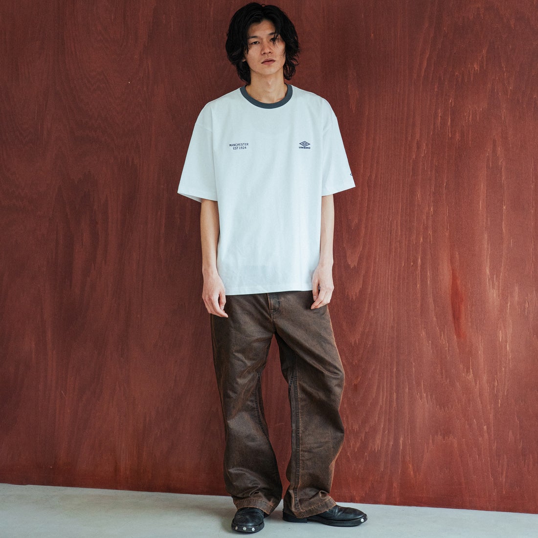 UMBRO [アンブロ] 別注 ワンポイント刺繍ロゴ ショートスリーブTシャツ [UMNK26SS-PO03-JF] WHITE &&モデル身長：182cm 着用サイズ：L&&