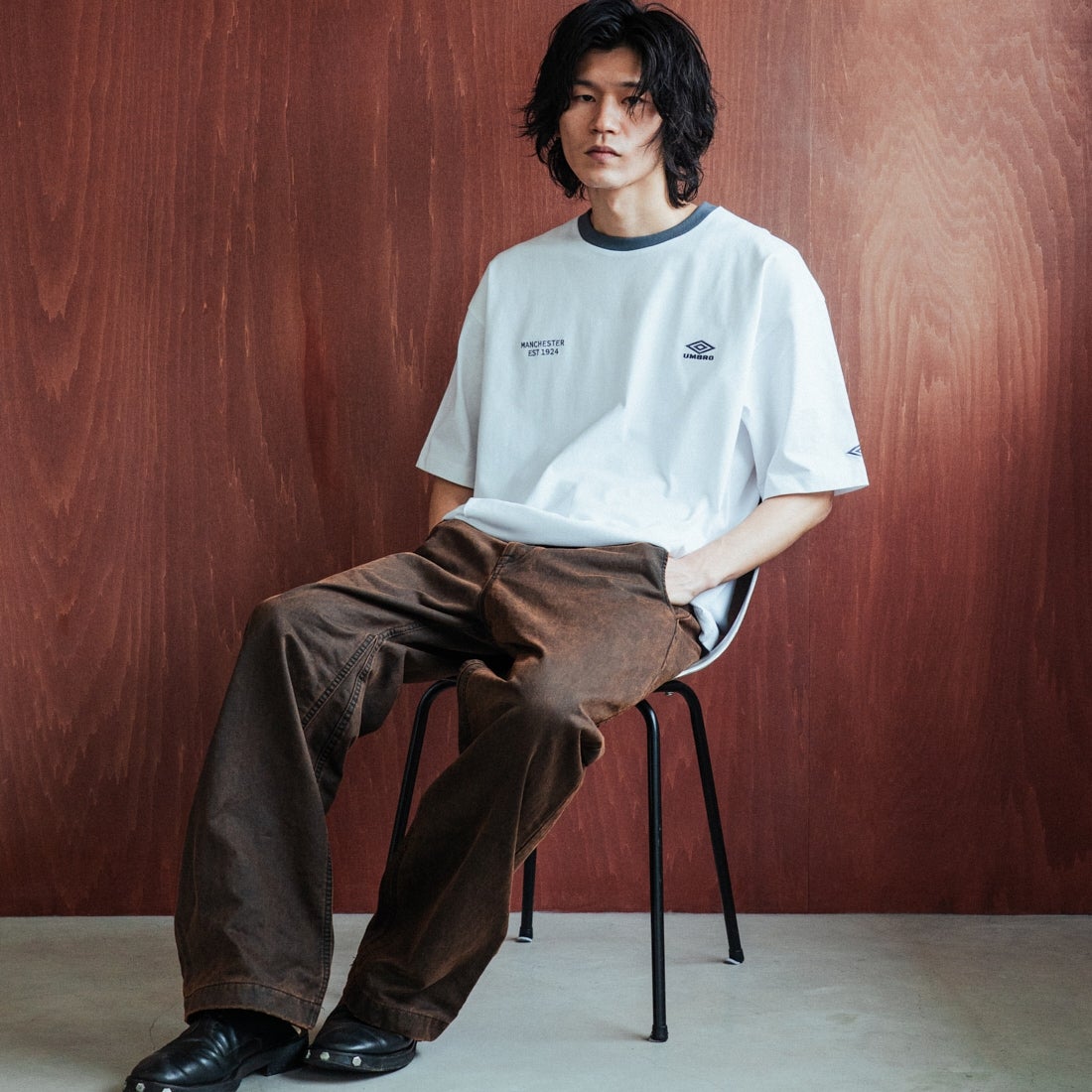 UMBRO [アンブロ] 別注 ワンポイント刺繍ロゴ ショートスリーブTシャツ [UMNK26SS-PO03-JF] WHITE &&モデル身長：182cm 着用サイズ：L&&
