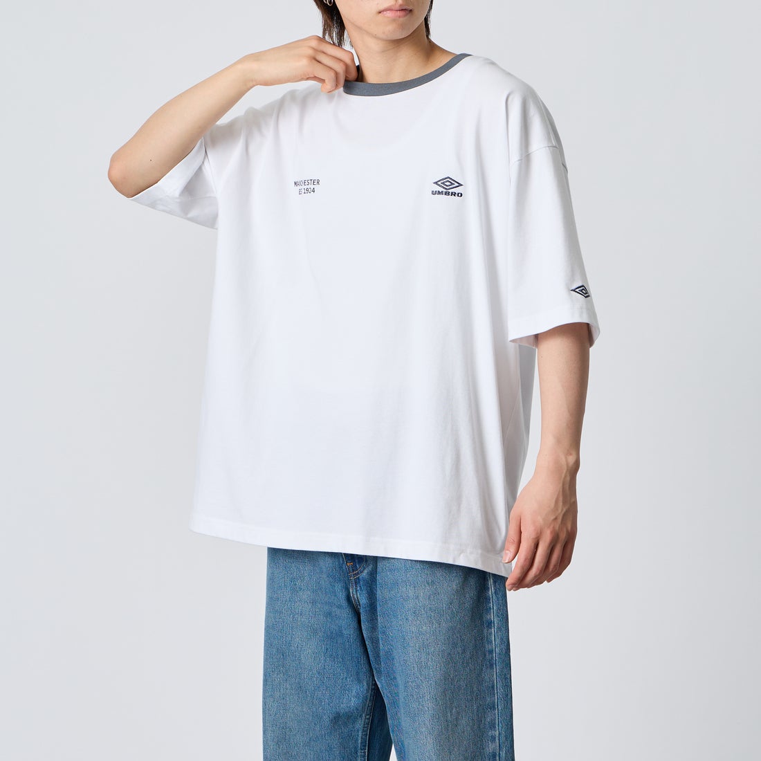 UMBRO [アンブロ] 別注 ワンポイント刺繍ロゴ ショートスリーブTシャツ [UMNK26SS-PO03-JF] WHITE &&モデル身長：177cm 着用サイズ：L&&