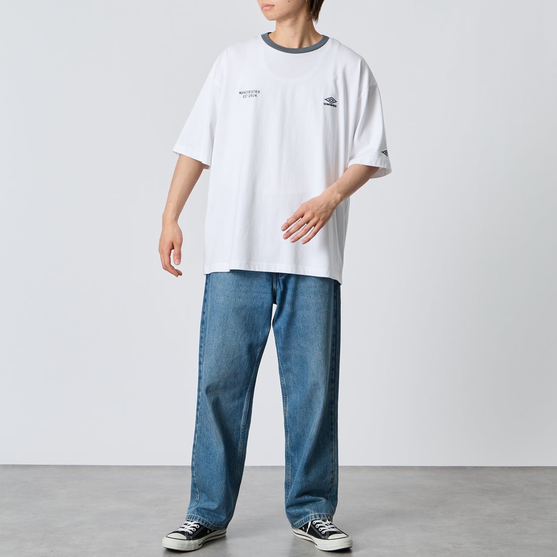 UMBRO [アンブロ] 別注 ワンポイント刺繍ロゴ ショートスリーブTシャツ [UMNK26SS-PO03-JF] WHITE &&モデル身長：177cm 着用サイズ：L&&