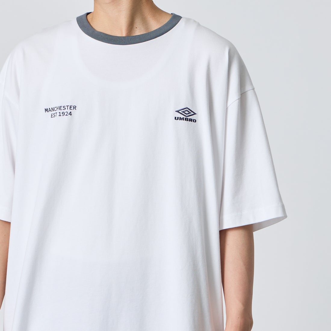 UMBRO [アンブロ] 別注 ワンポイント刺繍ロゴ ショートスリーブTシャツ [UMNK26SS-PO03-JF] WHITE