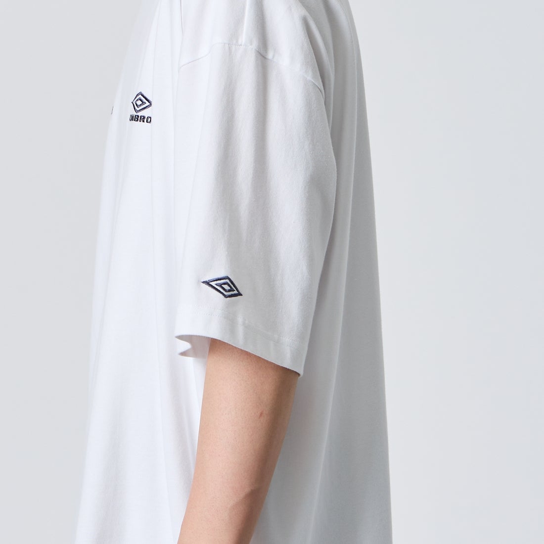 UMBRO [アンブロ] 別注 ワンポイント刺繍ロゴ ショートスリーブTシャツ [UMNK26SS-PO03-JF] WHITE