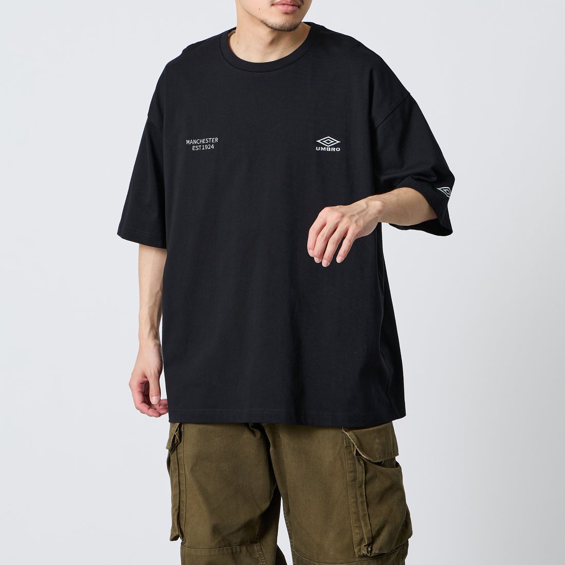 UMBRO [アンブロ] 別注 ワンポイント刺繍ロゴ ショートスリーブTシャツ [UMNK26SS-PO03-JF] BLACK &&モデル身長：168cm 着用サイズ：L&&