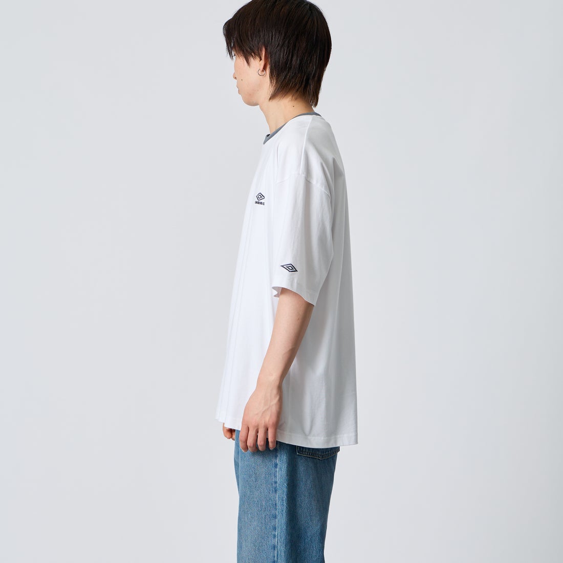 UMBRO [アンブロ] 別注 ワンポイント刺繍ロゴ ショートスリーブTシャツ [UMNK26SS-PO03-JF] WHITE &&モデル身長：177cm 着用サイズ：L&&