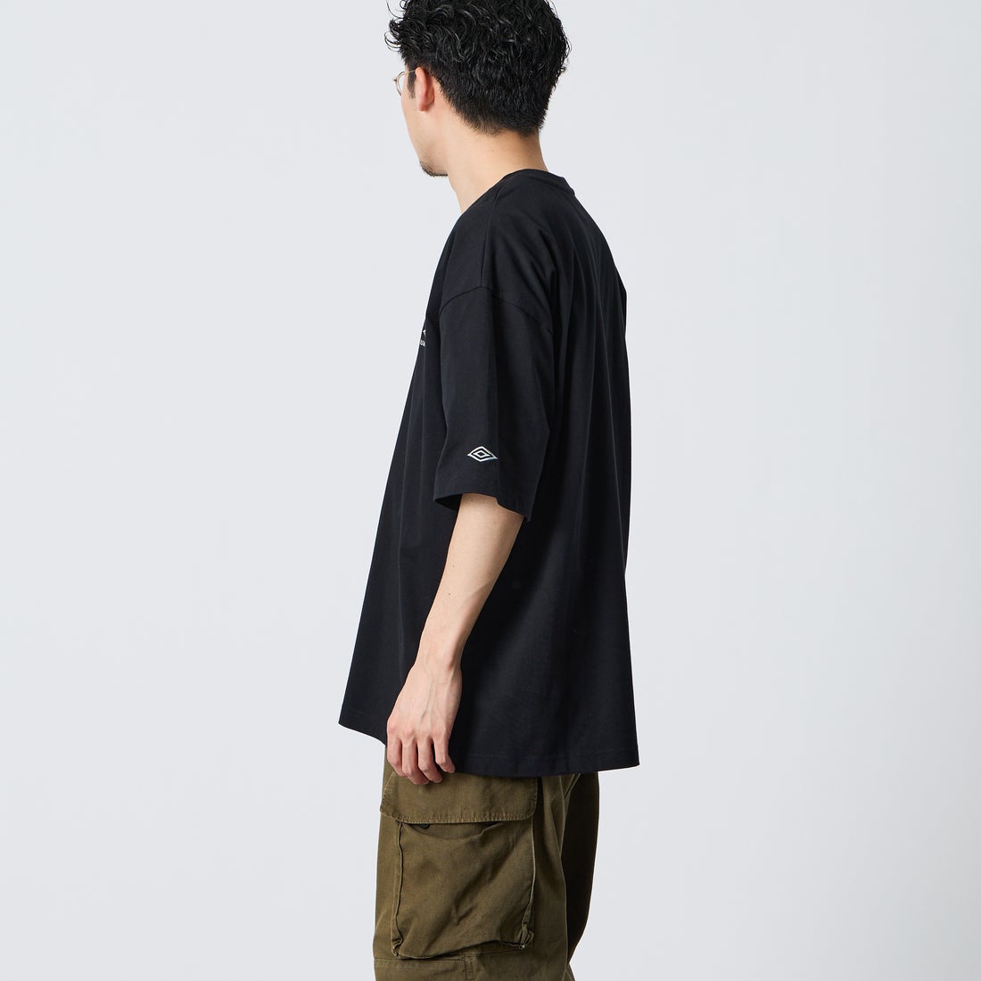 UMBRO [アンブロ] 別注 ワンポイント刺繍ロゴ ショートスリーブTシャツ [UMNK26SS-PO03-JF] BLACK &&モデル身長：168cm 着用サイズ：L&&
