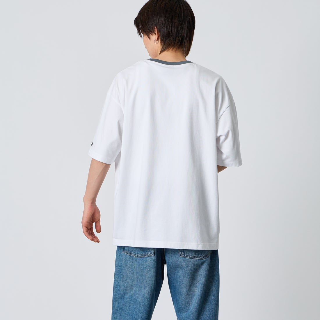 UMBRO [アンブロ] 別注 ワンポイント刺繍ロゴ ショートスリーブTシャツ [UMNK26SS-PO03-JF] WHITE &&モデル身長：177cm 着用サイズ：L&&